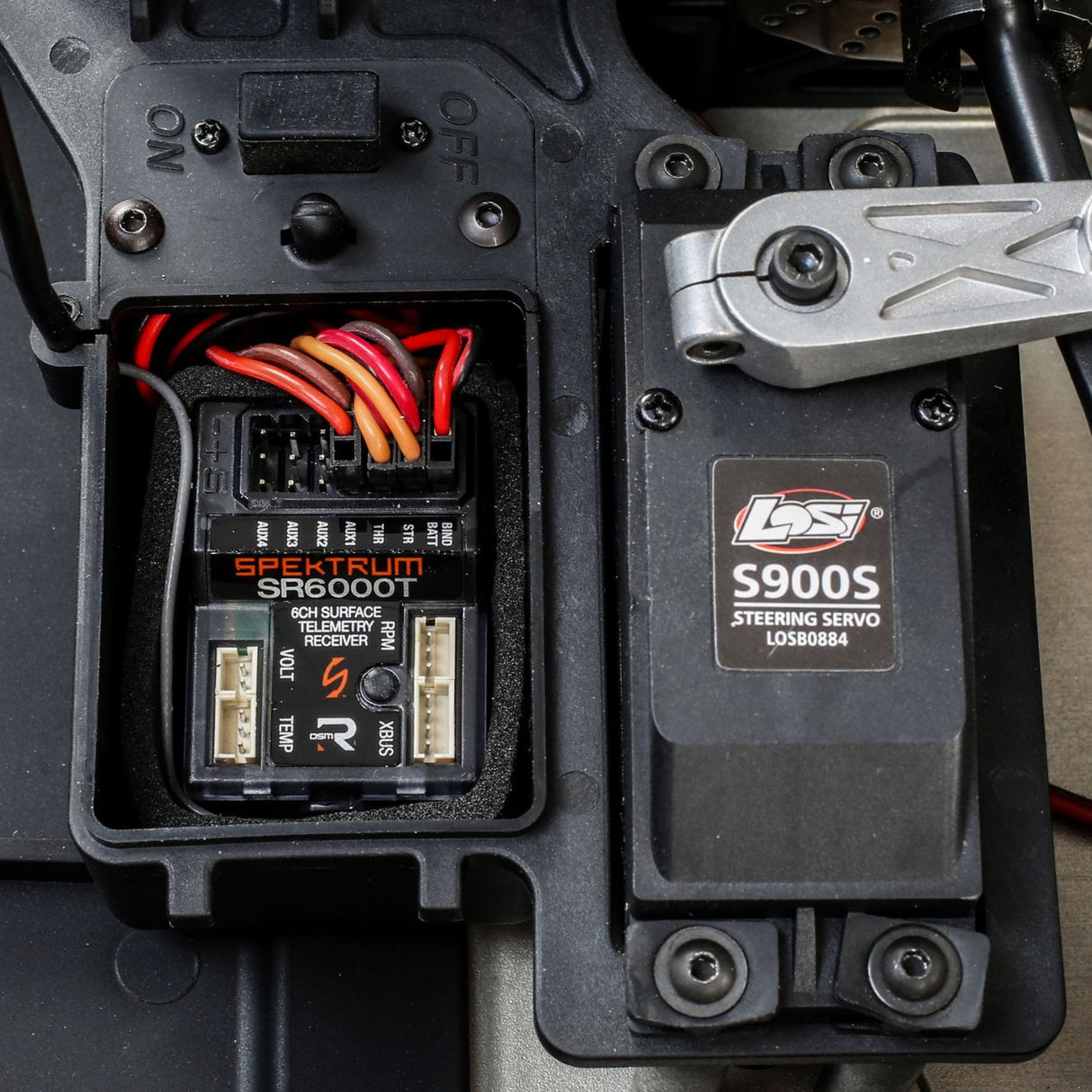 Losi 5IVE-T included receiver and servo