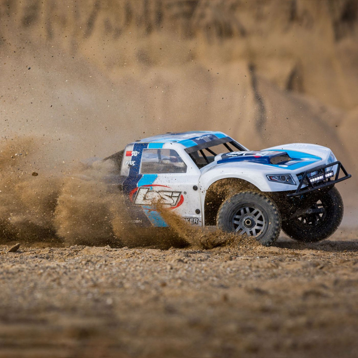 Losi 5IVE-T 2.0 turning in the dirt